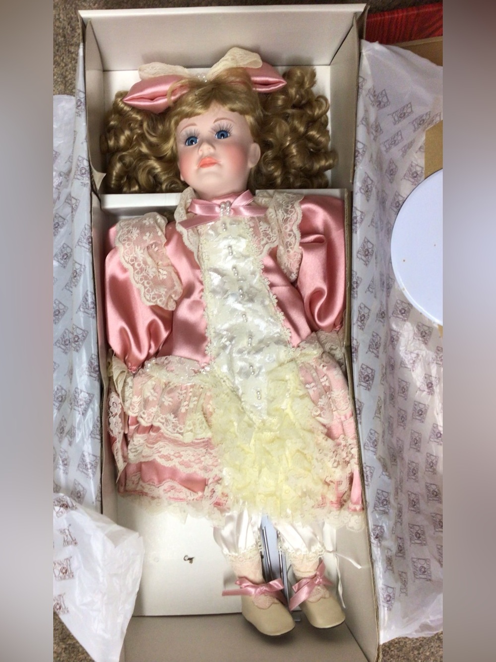 Porcelain doll - Picture 3 of 3